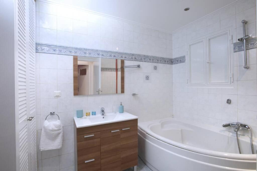 Palaio Faliro, A Bright And Spacious Apartment Atenas Exterior foto